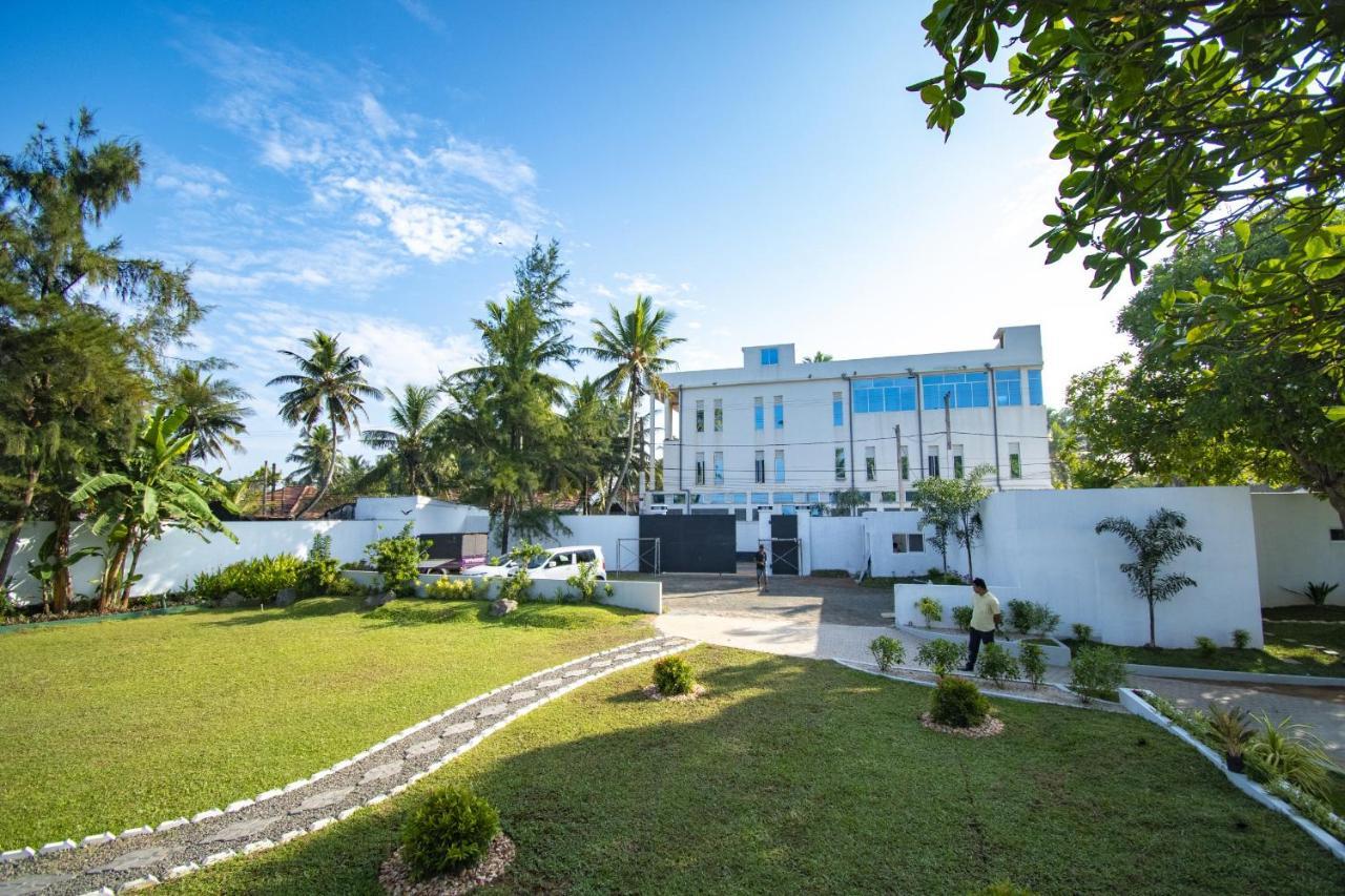 ברוואלה Manara Beach Resort מראה חיצוני תמונה